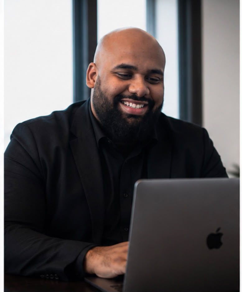 Eli Ntamakiel, Gründer von Sichtimpuls, am Laptop